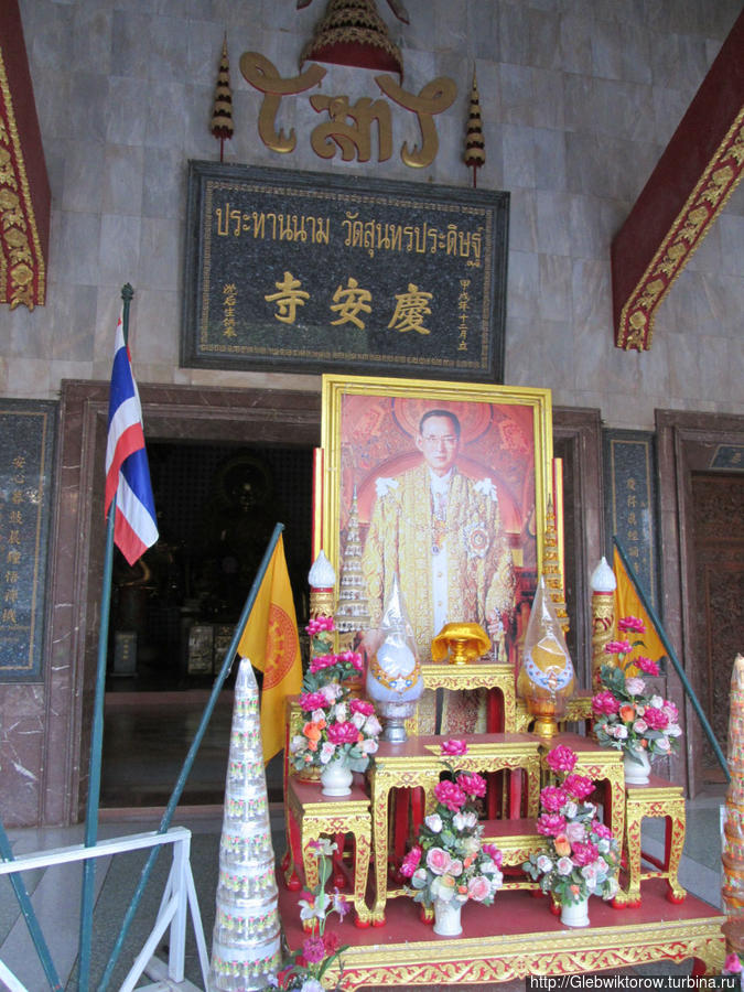 Посещение вата Санторн Прадит в центре города Удон-Тани, Таиланд