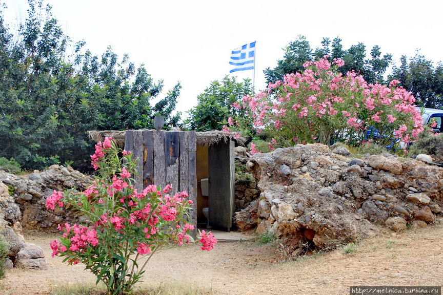 Пляж  оборудован вполне цивильным туалетом... с флагом, почему-то) Остров Крит, Греция