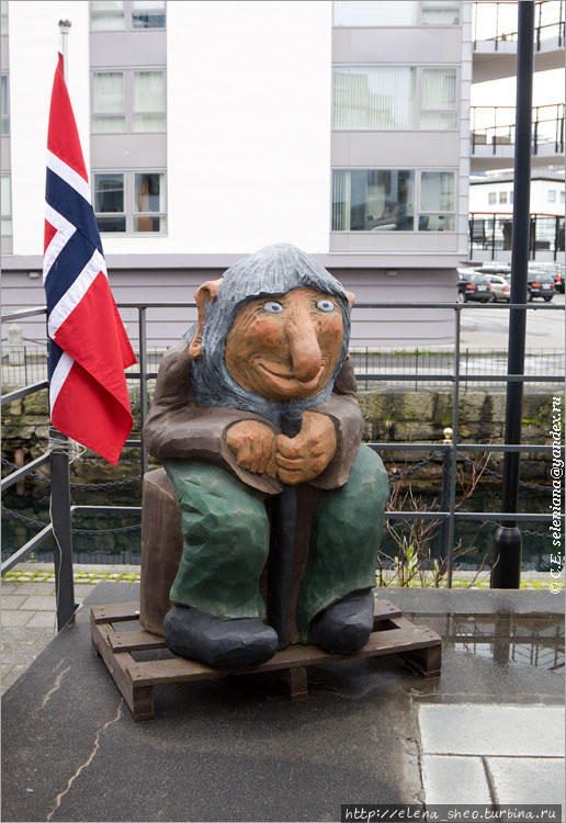 27. Тролль возле магазина сувениров. И что замечательно — возле него поставлен норвежский флаг. Норвежцы любят свой флаг и размещают его во всяких местах, где только захочется, вот даже поставили рядом с троллем. Во время поездки я видела эти флаги бессчётно повсюду. Олесунн, Норвегия
