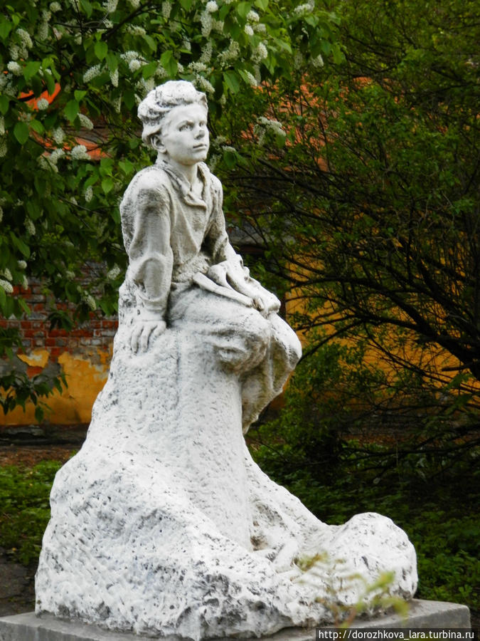 Скульптура установлена во дворе музея Домик Каширина
Автор: скульптор Андрей Викторович Кикин. Нижний Новгород, Россия