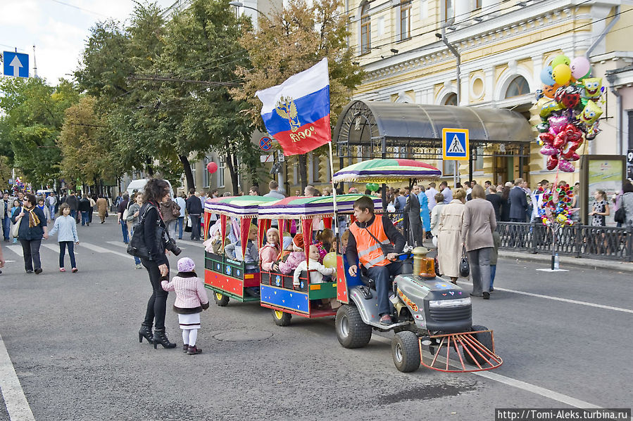 Эта улица ведет мимо Кольцовского сквера к площади Ленина...
*