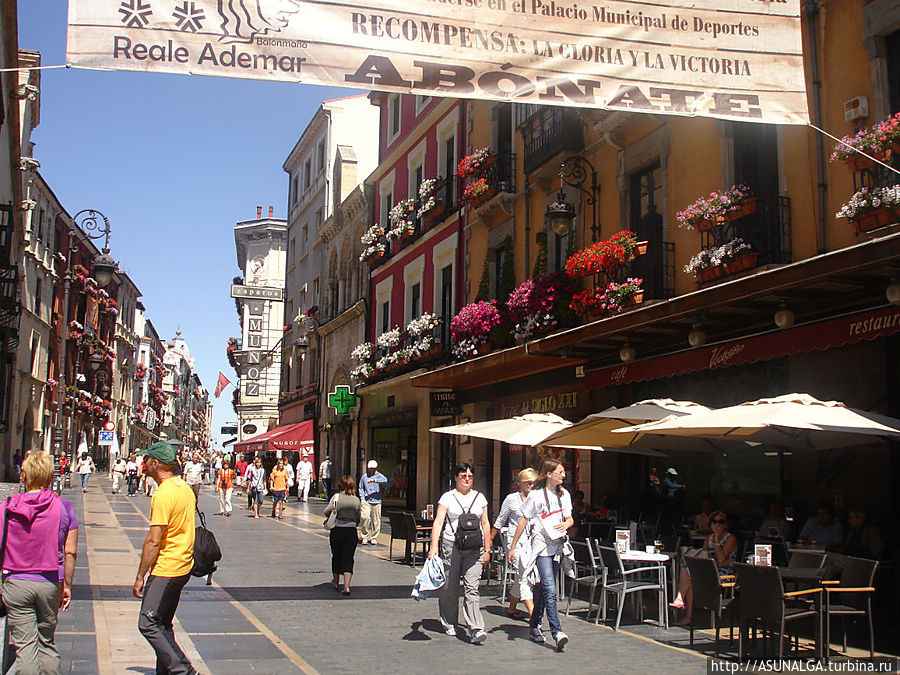 Как вы уже могли заметить, улицы и дома богато украшены цветами. Поэтому Леон получает от меня звание самого цветочного города Испании.