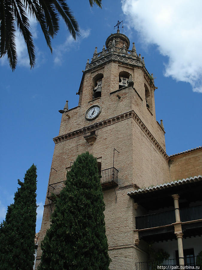 Балконы на фасаде церкви Санта Мария ла Майор, были пристроены во времена царствования Филиппа II для городской знати. чтобы наблюдать за турнирами, боями быков и другими событиями, проводимыми на площади Ронда, Испания