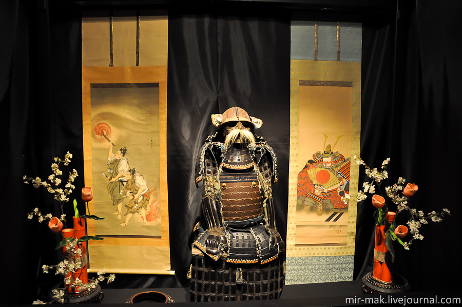 Самурай – уникальная личность. Отважный воин, утонченный поэт и вдохновенный художник в одном лице. Владение изящными искусствами было не менее важным, чем владение искусствами военными. Говорят, что по стилю каллиграфии воина можно было предугадать и его манеру ведения боя. А предсмертные стихотворения, написанные великими самураями перед совершением сэппуку – ритуального самоубийства, вошли в золотой фонд мировой поэзии. Одесса, Украина