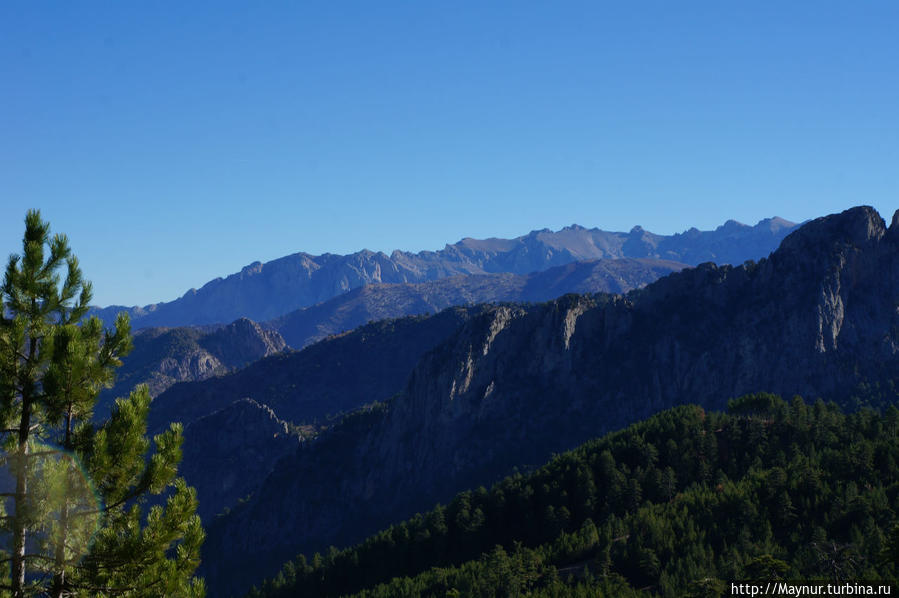 За    территорией    пожарной   точки    начинается   подъем     и    открывается   вид    на    далекие   горы.     Здесь,   на   выходе,   не  сразу    удалось   найти    метки   тропы,   пришлось    покрутиться   —   знак   оказался    совершенно   с   другой    стороны. Анталия, Турция