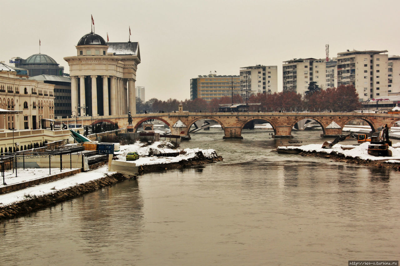 Врадар. Река делит Скопье пополам, по сути, разделяет мусульманскую часть и православную Скопье, Северная Македония