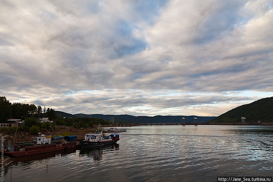 Красноярская ГЭС с изнанки, с Красноярского моря Дивногорск, Россия