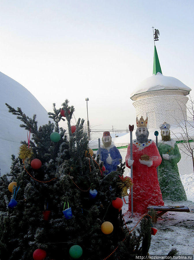 Рождественский снежный вертеп во дворе Богородице-Алексеевского мужского монастыря. Томск, Россия