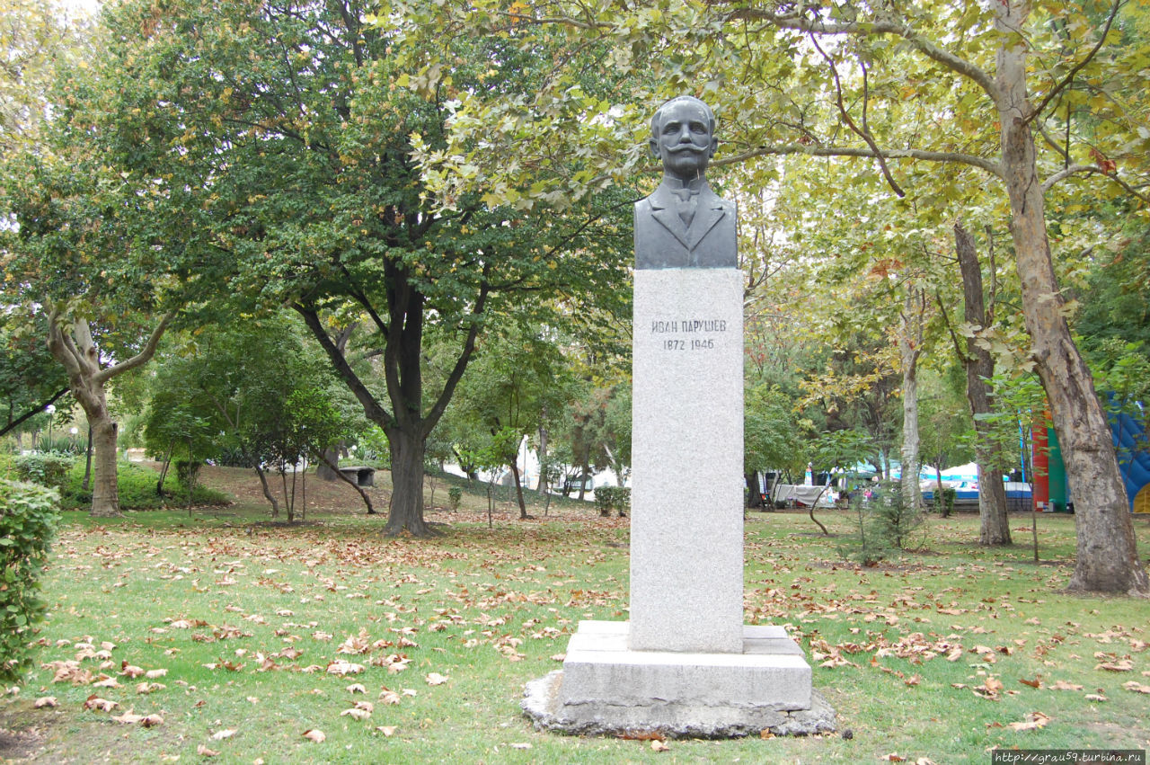 Памятник Ивану Парушеву Бургас, Болгария