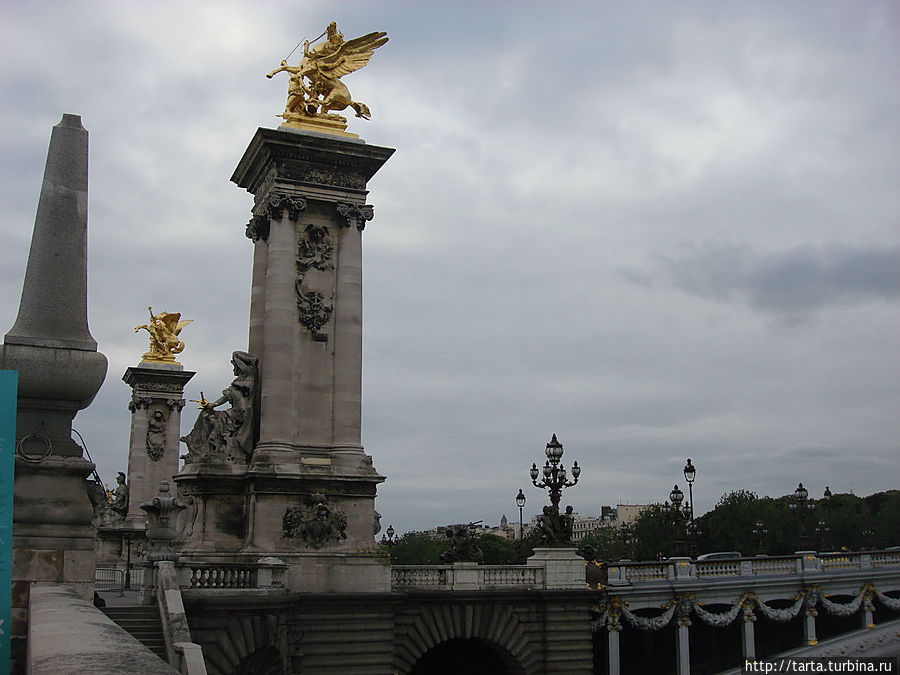 К сумеркам добрались и до моста Александра III. Париж, Франция