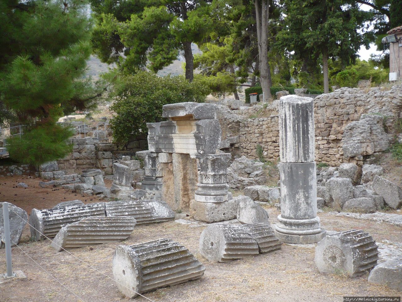 Прогулка по руинам древнего Коринфа Коринф, Греция