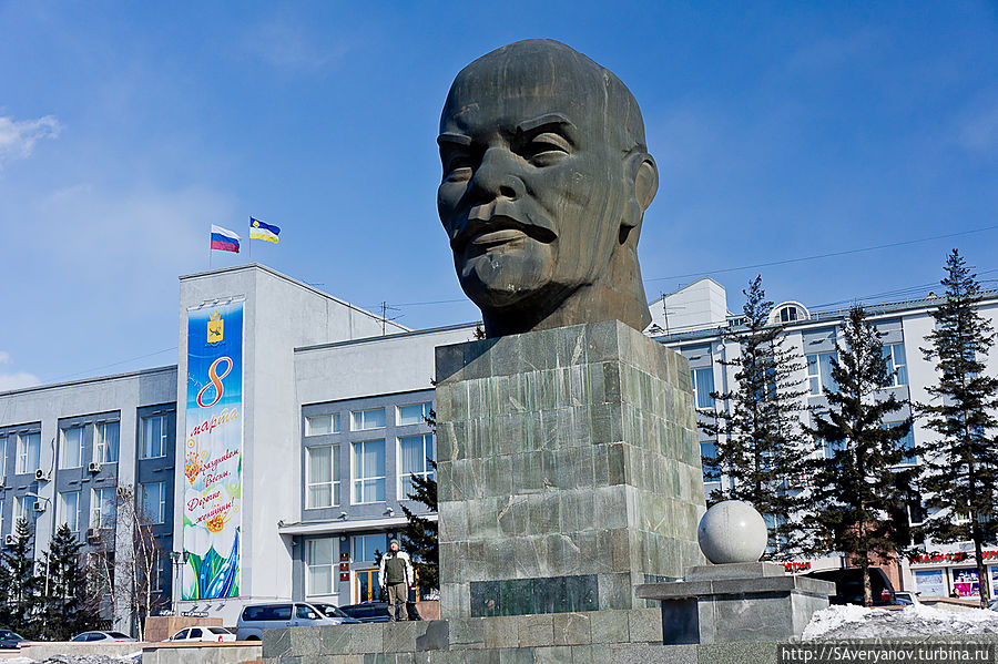 Приглядевшись, можно обнаружить меня. Слева у постамента.