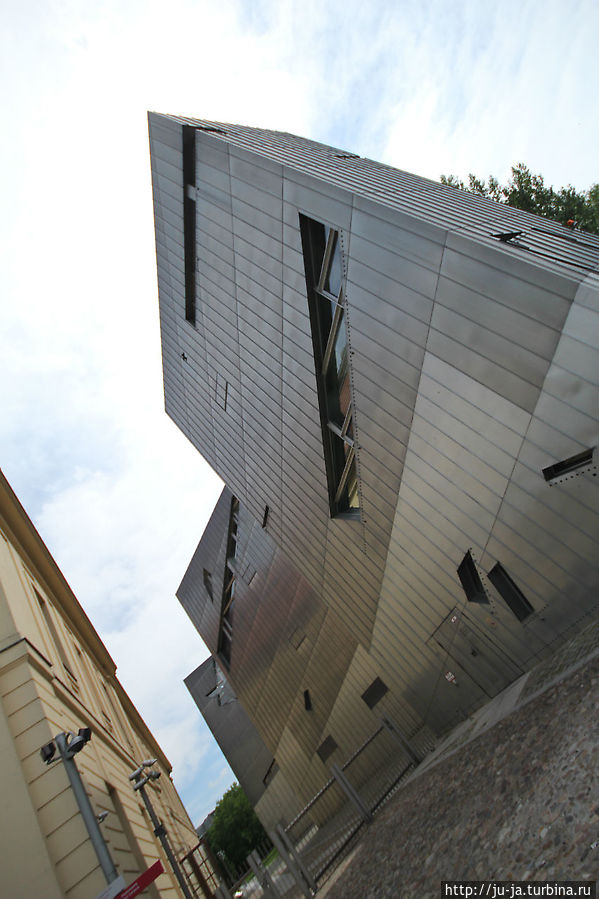 Здание Еврейского музея было спроектировано Даниелем Либескиндом Берлин, Германия