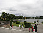 Вид на озеро и парк от дворца.