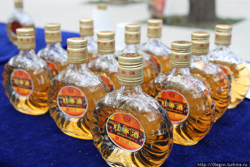 Китайские бренди — что то между сивухой, виски и коньяком. Двадцать грамм хватит чтоб поднять давление Сиань, Китай