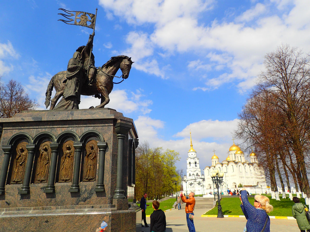 Владимирская русь. Три Владимира в России. Памятник кому около Успенского собора во Владимире. Владимир отзывы туристов.