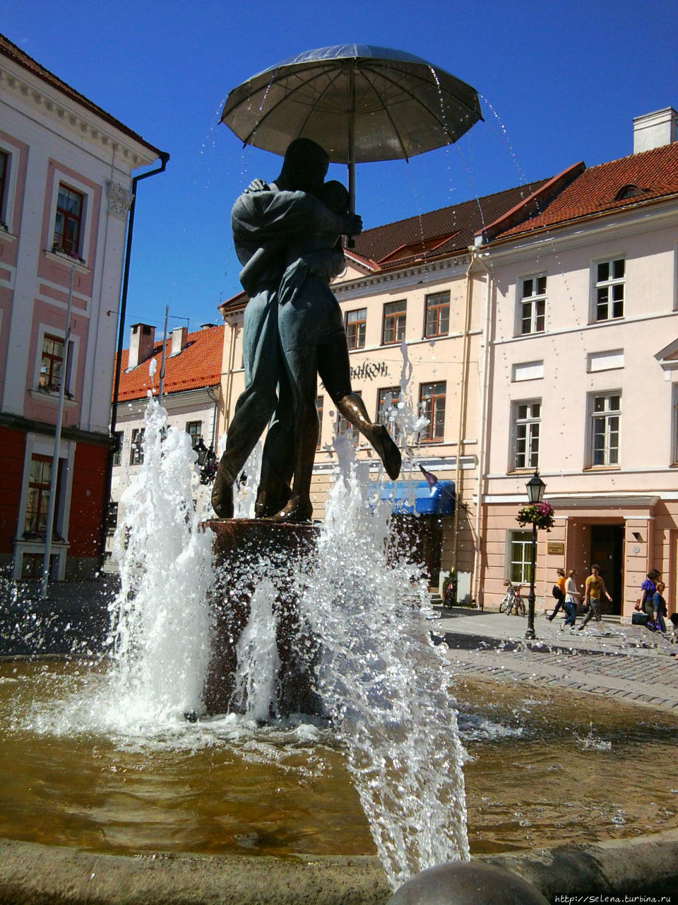 фонтан — целующиеся студент и студентка Тарту, Эстония