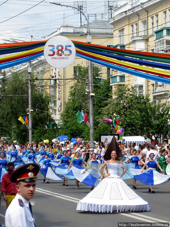 Полдень. И яркий, шумный карнавал двинулся по проспекту Мира, сворачивая в конце пути на Театральную площадь.