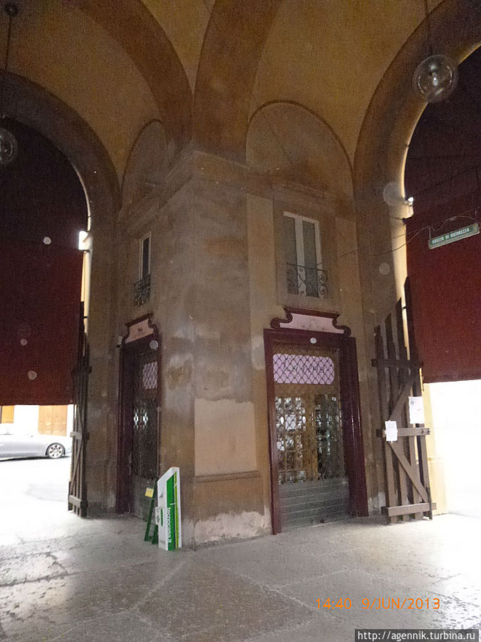 Магазины и лавки прямо в мощных колоннах Павильона