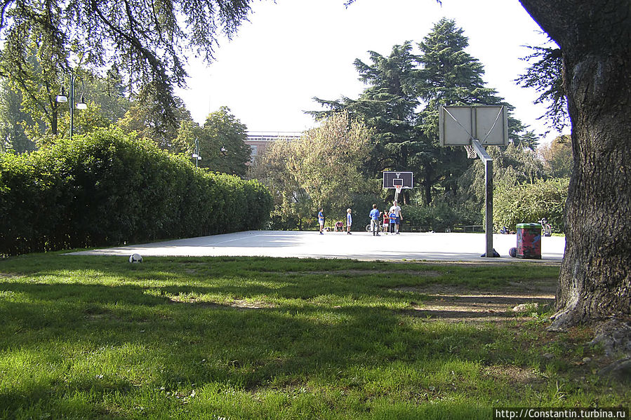 В таком месте вдвойне приятно погонять в баскетбол. Милан, Италия