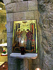 Икона Благовещения на колонне при спуске в Грот