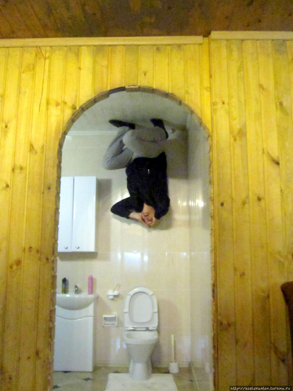 В туалет ходить надо осторожно — а то свалишься головой в унитаз. Новосибирск, Россия