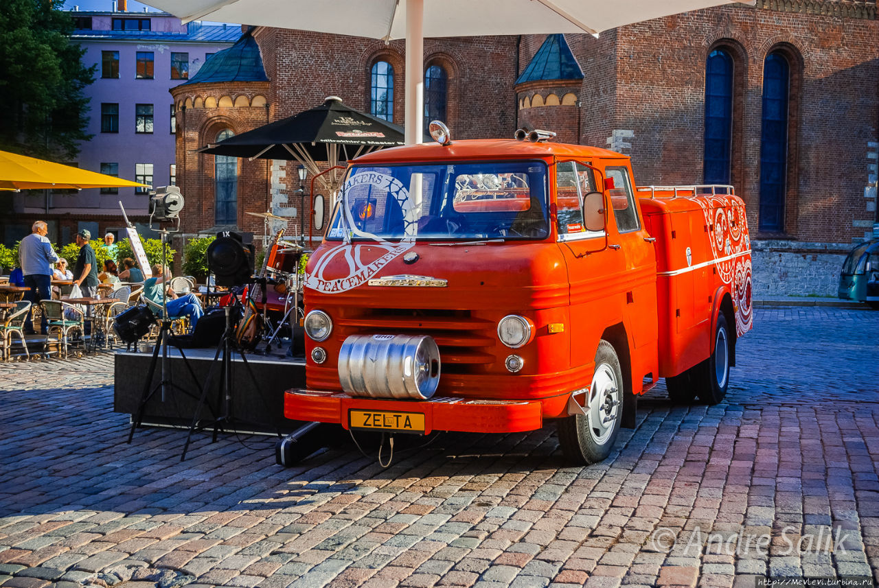 Флешмоб. Обнимашки .Старая Рига. Домская площадь. Рига, Латвия