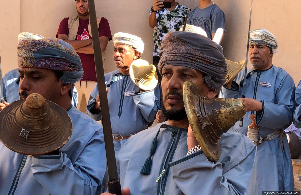 Оман. Мужской танец с саблями