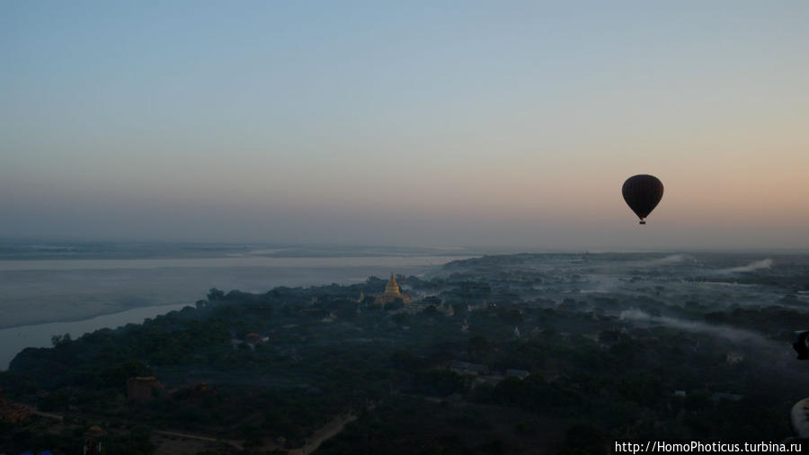 Над Баганом на шаре Баган, Мьянма