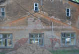 надпись на здании: За полное изгнание немецких извергов с нашей земли