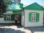 На доме висит скромная мраморная табличка  Въ этомъ доме 17 Января 1860 г родился Антонъ Павловичъ Чеховъ.
