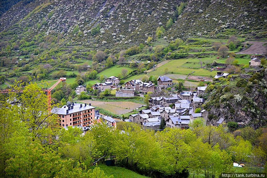 Внизу остается Энкамп, на календаре конец мая, но кое-где еще лежит снег.