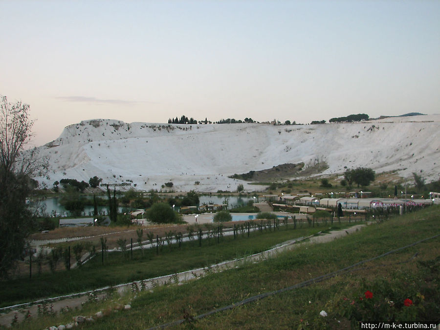 Парк перед травертинами