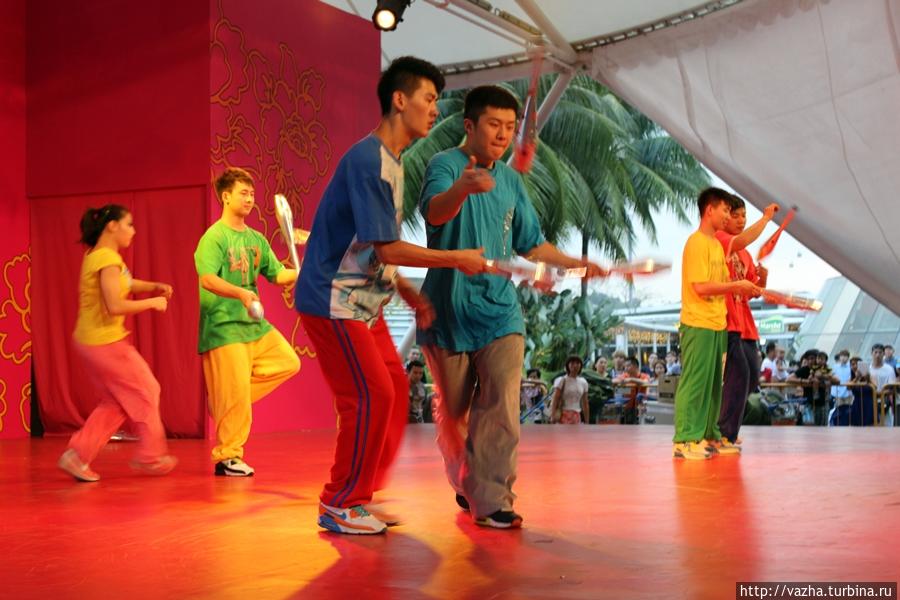 Акробатическое представление. Сингапур (город-государство)