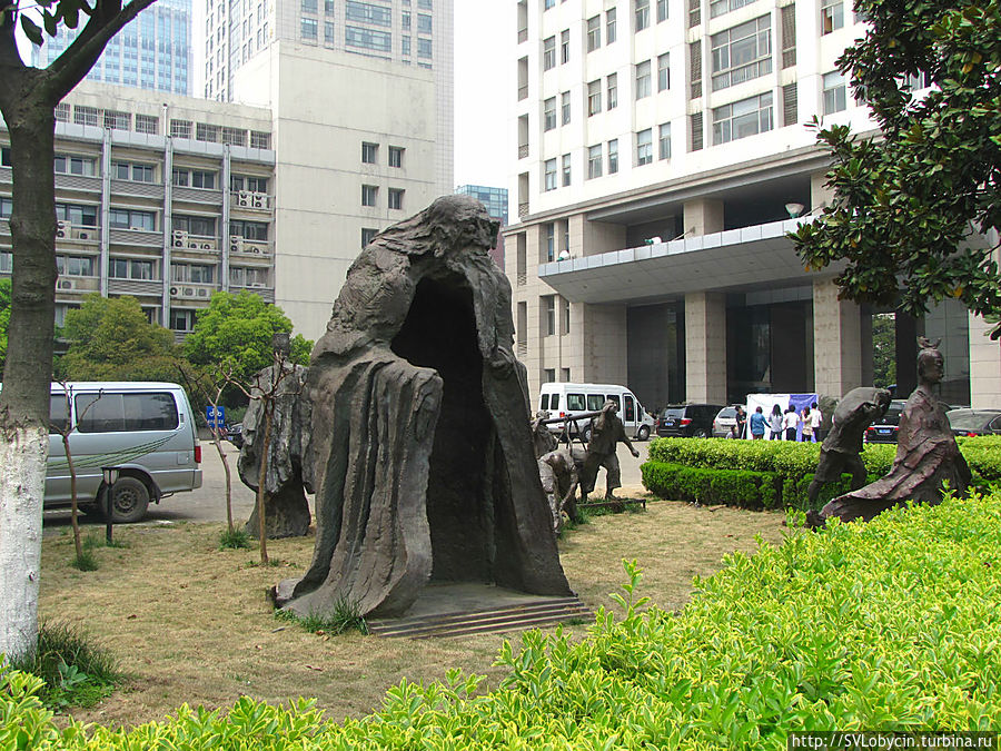 Фигура пустотелого старца