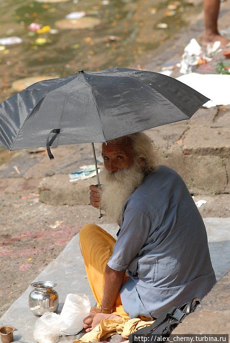 Это другой монах, а зонтик — от солнца Мумбаи, Индия
