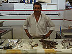 Продавец рыбы и морепродуктов тоже не возражал, чтобы его сфотографировали
