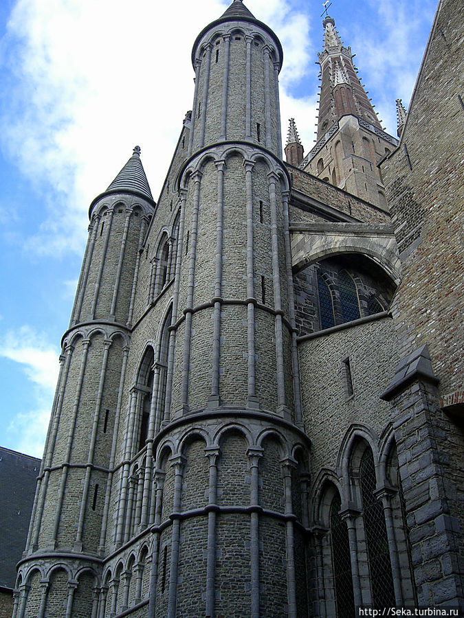 Церковь Богоматери построена в готическом стиле. Строилась на протяжении XIII-XV вв.