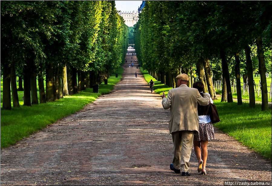Пенсионеры гуляют в Версальском саду Париж, Франция