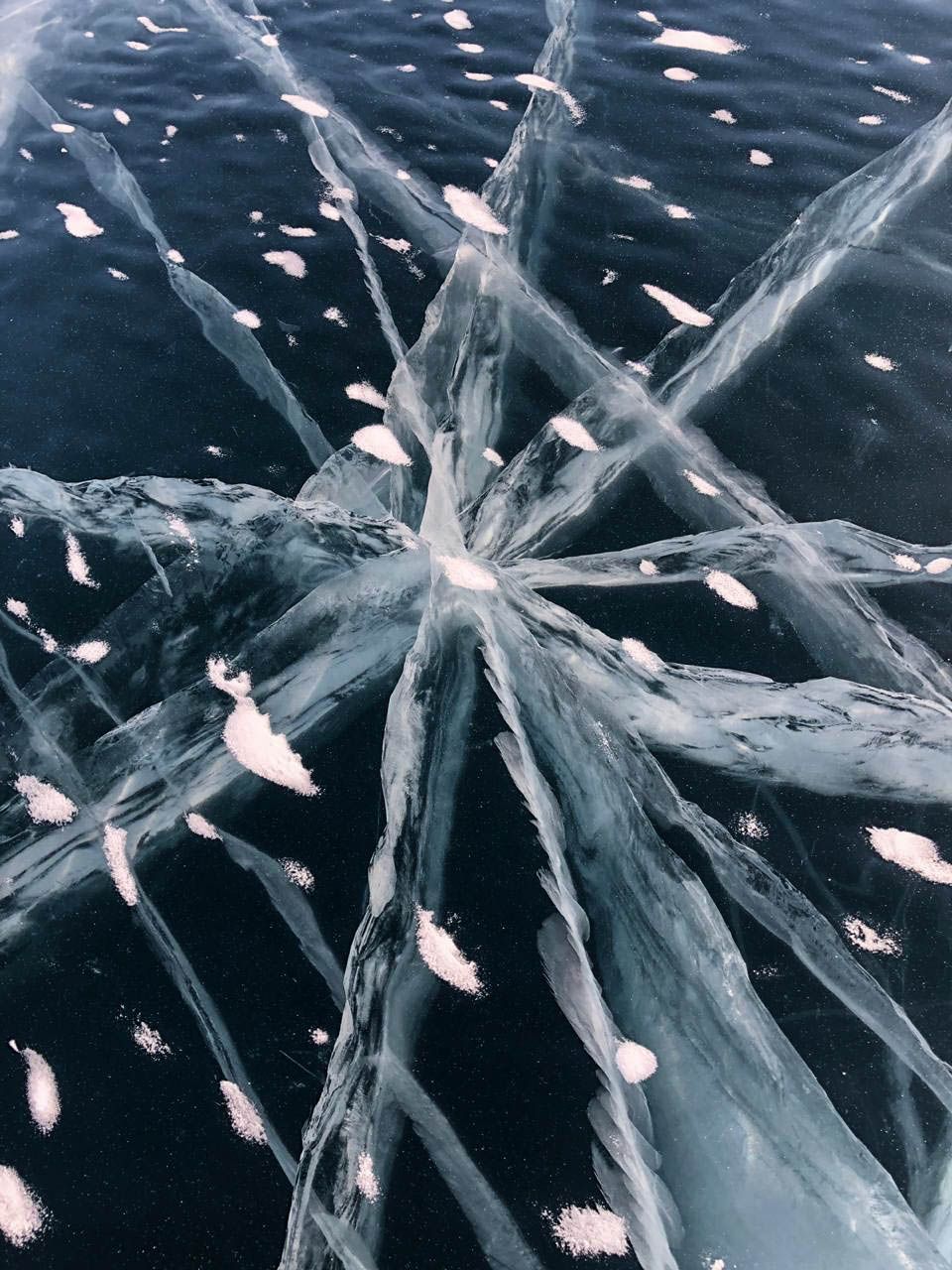 ледяные узоры (фото не моё) озеро Байкал, Россия