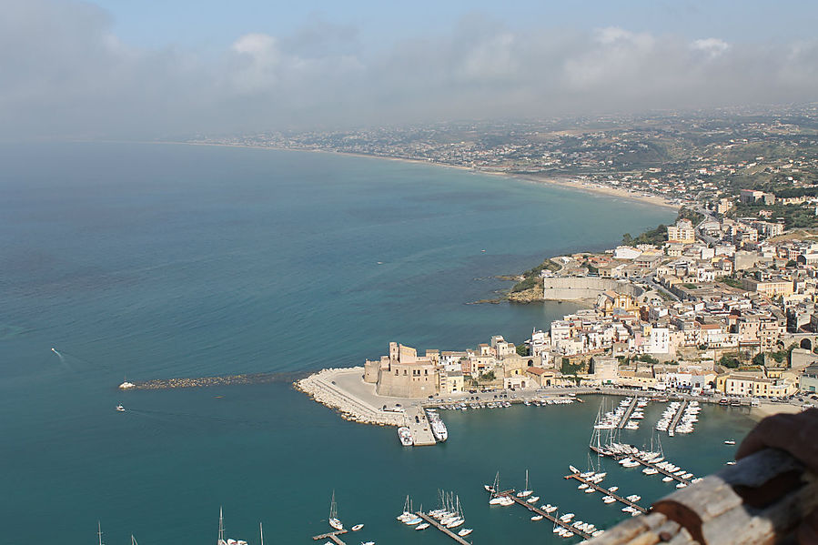 эта площадка выше в горах и вид с нее красивее