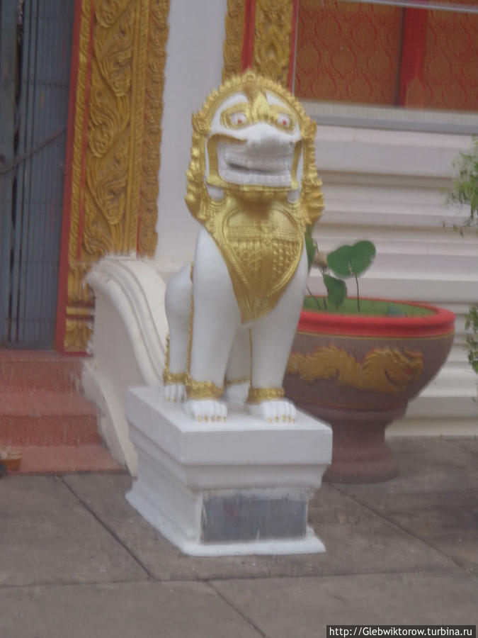 Посещение вата Маха Путтарам в конце учебного дня Сисакет, Таиланд