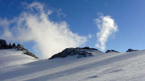 Они вылезают снизу, сначала выглядывают и смотрят, нет ли поблизости туристов, а потом перелезают и бегут по леднику.