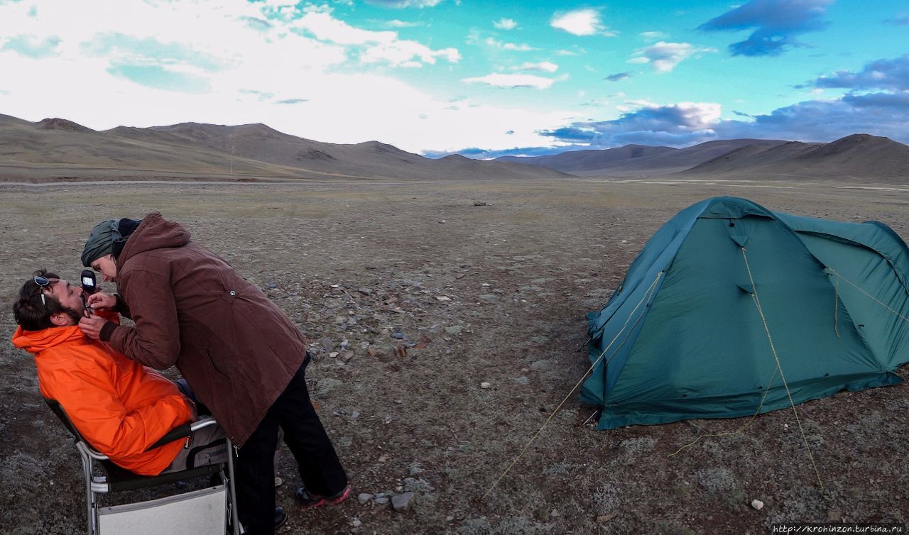 Снятие швов маникюрными ножницами на высоте 2300 метров над ур.м. Монголия