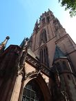Кайзердом или собор Апостола Варфоломея, ныне приходская католическая церковь, одна из  древнейших во Франкфурте. Первая постройка на этом месте -Меровингская капелла-  относится к концу 7 века, в 852 капеллу укрупнили, она стала придворной церковью Кайзерпфальца. Позднероманская церковь на этом месте в 1239 году получила мощи и имя Св. Варфоломея. С 1356 года, согласно Золотой Булле Карла 4, в церкви должны были прогодить выборы и коронование новых монархов. Церковь расширили уже перестроив в готическом формате. 95-метровая колокольня была построена в 1415 году. Жертвой этой реконструкции пала старая городская ратуша. Кайзер Людвиг Баварский выделил городу кредит на постройку новой ратуши, но городские власти истратили часть денег на возведение моста через Майн, а на оставшиеся 800 гульденов купили у братьев Рёмер их резиденцию и перенесли туда ратушу.  Известно , что с 1562 по 1792 год в соборе было короновано 10 кайзеров.