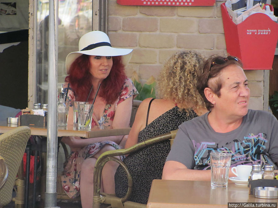 Дама в шляпке. Тель-Авив, Израиль