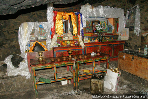 Пещера Миларепы в Ньяламе, Тибет.