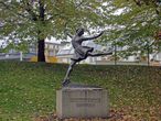 удивительно после парка Вигеланда было видеть скульптуру одетой девушки, но это памятник знаменитой норвежской фигуристки)))