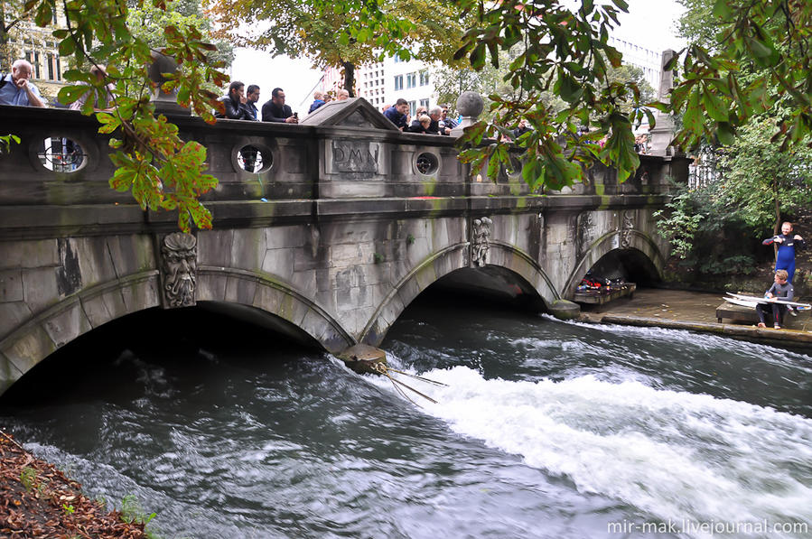 Айсбах – самый полноводный ручей в Мюнхене, истоком которого являются подземные ручьи города, питающиеся от реки Изар. Начинается ручей возле Дома Искусств, где вытекая мощным потоком из под моста образует довольно большую «стоящую» волну. Мюнхен, Германия