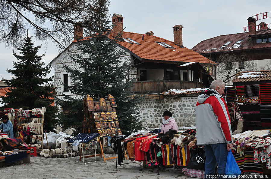 Палатки с сувенирами в центре города Банско, Болгария